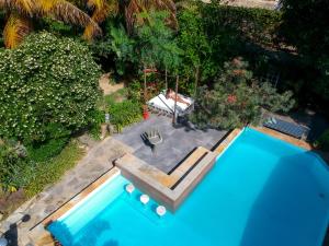 布希奥斯Jardim Secreto Guest House的享有庭院游泳池的顶部景色
