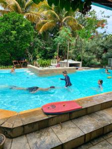 布希奥斯Jardim Secreto Guest House的一群人在游泳池游泳