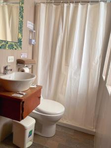 基多拉乌维拉住宿加早餐旅馆的一间带卫生间和水槽的浴室