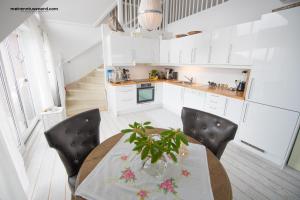 Kalvåg卡瓦贾假日公寓的一间厨房,里面配有桌椅