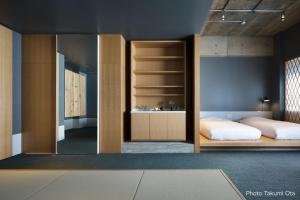 金泽KUMU Kanazawa by THE SHARE HOTELS的一间卧室配有双层床和镜子