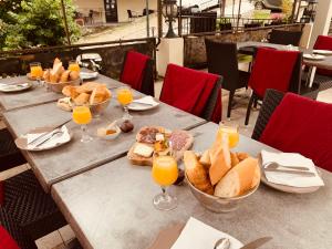 科尔特Hôtel U Passa Tempu的一张桌子,上面放着一篮面包和橙汁