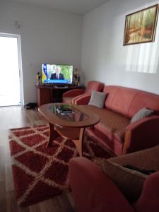 萨拉热窝Apartman Meka的带沙发、桌子和电视的客厅