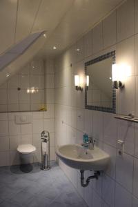PlütscheidLandhaus Monika的一间带水槽和卫生间的浴室