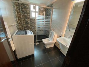 科威特勒金特公寓式酒店的一间带卫生间和水槽的浴室