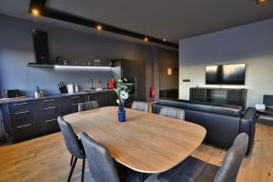 阿克雷里Akureyri Luxury Apartments的用餐室以及带木桌和椅子的厨房