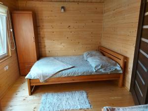 兹维日涅茨DOMKI , Pokoje gościnne Ustronie的小木屋内的一个床位