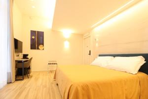那不勒斯Municipio Luxury Suite的一间卧室配有一张大床和一张书桌
