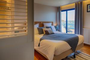 阿拉东Hotel Restaurant Les Venetes的一间卧室设有一张床和一个大窗户
