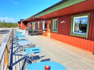 基律纳Camp Alta Kiruna的甲板上的一排桌椅