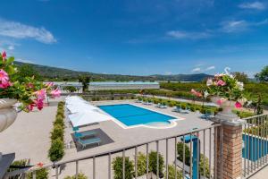 马斯卡利Dipladenia Garden Country Resort的从酒店阳台可欣赏到游泳池的景色