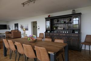 赫斯登-佐尔德尔GT Lounge的一间带木桌和椅子的用餐室