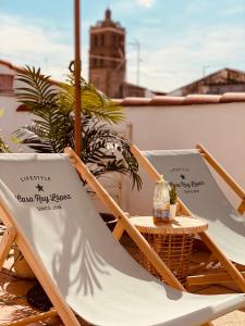 扎弗拉卡萨鲁伊洛佩兹酒店的阳台配有两把草坪椅和一张桌子