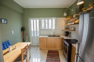 纳弗帕克托斯Nafpaktos Family Apartment 2的厨房设有绿色的墙壁和木制台面