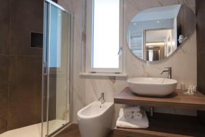 里米尼拉格拉迪斯卡酒店的一间带水槽和镜子的浴室
