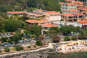 卡拉古诺内科斯塔多拉达酒店的享有城镇的空中景色,拥有海滩和建筑