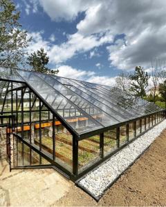 SormásIstván Parkhotel és Gasztrofarm的玻璃屋顶温室