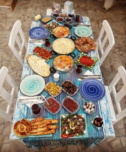 伊兹密尔Usta x Çırak Butik Otel的一张桌子,上面放着食物盘