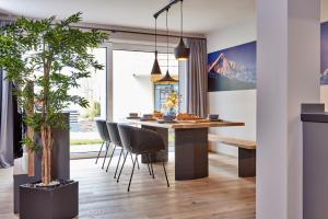 加尔米施-帕滕基兴moun10 urlaubswohnen的厨房以及带桌椅的用餐室。