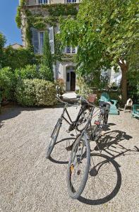 阿维尼翁德玛戈别墅住宿加早餐旅馆的停在房子前面的自行车