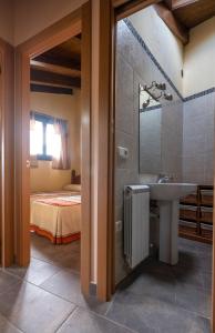 Apartamentos Farrai llova的一间带水槽和床的浴室