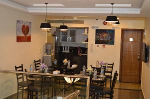开罗Royal Inn Residence的一间带长桌和椅子的用餐室