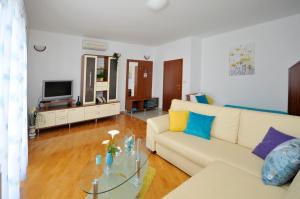 特罗吉尔Apartments Roza的客厅配有白色沙发和玻璃桌