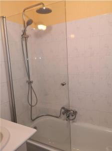 杜柏Zonnig Appartement Golf van Durbuy的浴室里设有玻璃门淋浴