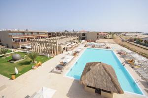 圣玛丽亚绿洲萨利纳斯海酒店的享有度假村游泳池的顶部景致