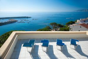 卡拉古诺内艾博格米拉马尔酒店的一个带椅子的游泳池,享有海景