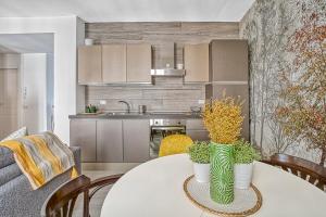 卡普拉罗拉Casa Checca appartamenti per vacanze的厨房以及带桌椅的起居室。