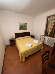 罗通达Al Vecchio Camino的一间卧室配有一张床,上面有两条毛巾