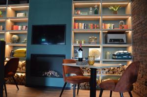 罗曾堡罗仁博格酒店的一间带壁炉和桌椅的用餐室