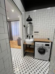 哈尔科夫Poetry Apartments in the city center的一间带洗衣机和水槽的浴室