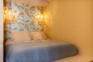 戛纳Le Saint Victor Coeur de Cannes的一间卧室配有一张带两个枕头的床