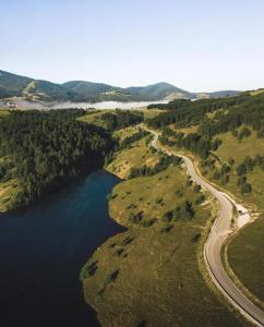 兹拉蒂博尔Apartmani Ribnica Tornik的河流和道路的空中景观