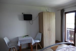 博希尼伊雷娜博阿客房公寓的配有桌椅和橱柜的房间