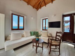 哈尔基岛Aegean View Villas的客厅配有沙发和桌子