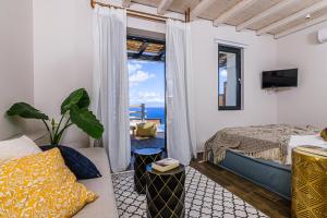 Maregold Mykonos Micro-Boutique Suites, Adults Only的电视和/或娱乐中心