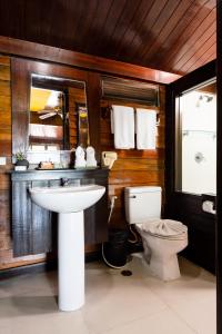 蔻立Baan Krating Khao Lak Resort - SHA plus的一间带水槽和卫生间的浴室