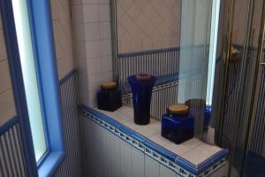 马奥莱卡萨马莲尼纳酒店的四个蓝色花瓶坐在浴室的架子上