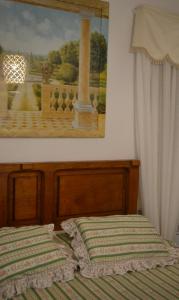 马奥莱卡萨马莲尼纳酒店的卧室配有一张挂在墙上的床铺