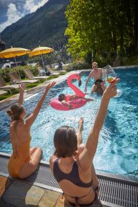 萨尔巴赫萨尔巴赫霍夫酒店的一群坐在游泳池周围的女人