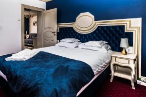 雅西Sky Park Home的蓝色卧室,配有一张大床和蓝色床头板