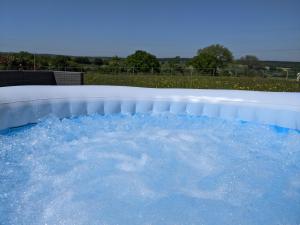 坎特伯雷Foxhill Lodges的院子里装满水的热水浴池