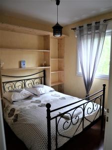 热拉梅La perle du Grand Haut的一间卧室设有一张床和一个窗口