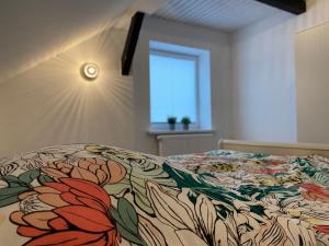 汉堡Ferienwohnung Spieker in Hamburg的一间卧室配有一张带花卉床罩的床
