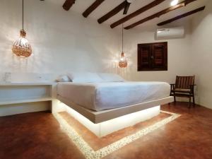 奥尔沃克斯岛Casa Mech的一间卧室配有一张床和两个吊灯