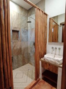 奥尔沃克斯岛Casa Mech的带淋浴和盥洗盆的浴室