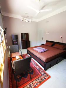 阿尔哈姆拉艾尔哈姆拉宾馆的一间卧室配有一张床、一把椅子和一张桌子